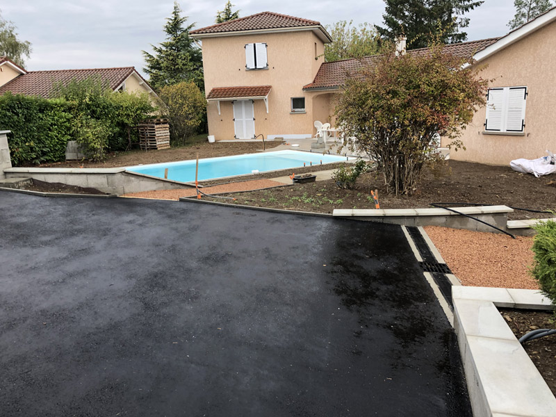 VERNAY TP réalise tous vos travaux d'aménagements extérieurs.